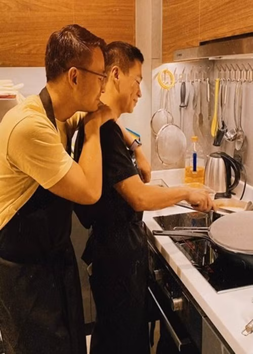 Cặp đôi cùng nhau vun đắp tổ ấm, chia sẻ những điều nhỏ nhặt nhất. Sơn Đoàn thích nấu ăn nên thường xuyên vào bếp. Thi thoảng, Adrian Anh Tuấn cũng phụ giúp người bạn đời công việc bếp núc.