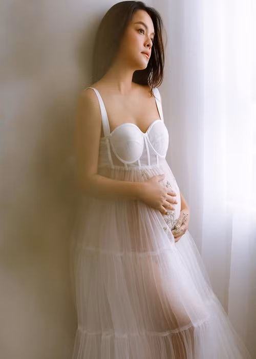 Ở lần mang thai này, Phạm Quỳnh Anh chăm chụp ảnh gợi cảm.
