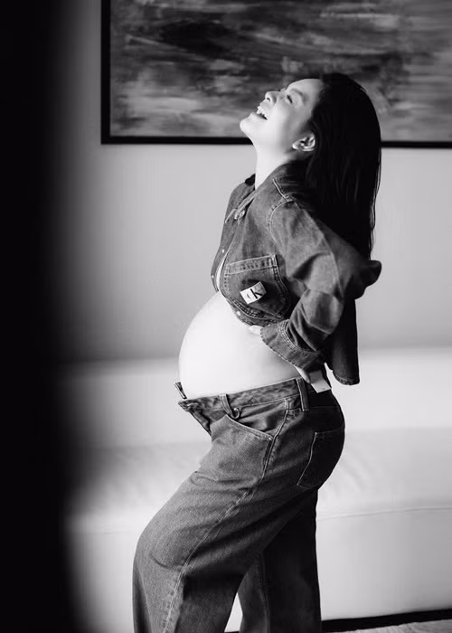 Nữ ca sĩ khoe trọn vẹn bụng bầu vượt mặt.