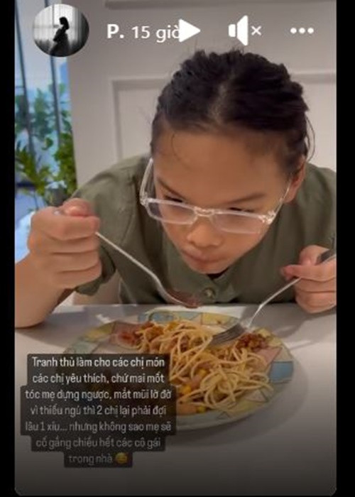 Sắp sinh con thứ 3, Phạm Quỳnh Anh tranh thủ làm cho hai con gái các món ăn yêu thích.