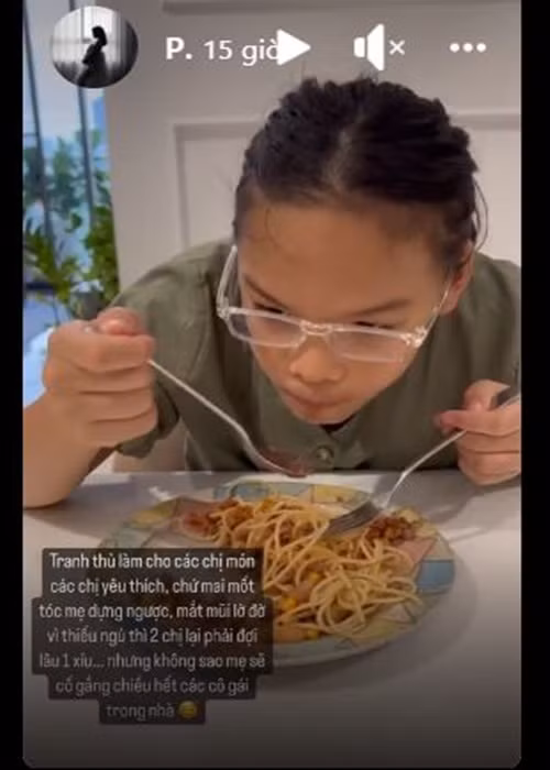 Sắp sinh con thứ 3, Phạm Quỳnh Anh tranh thủ làm cho hai con gái các món ăn yêu thích.