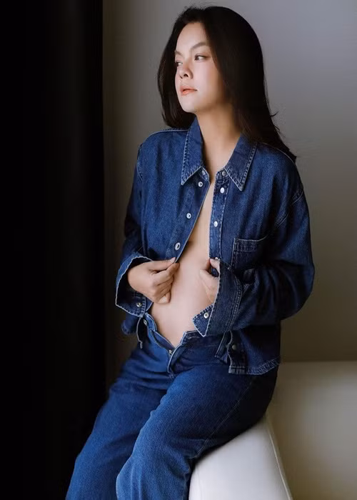 Nữ ca sĩ diện style không nội y.