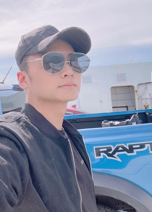 Mới đây, trong cuộc phỏng vấn với Arttimes, Lâm Khánh Chi tiết lộ, Phi Hùng vẫn điện thoại, nhắn tin với cô thường xuyên sau khi xóa bỏ được hiểu lầm. Cũng theo nữ ca sĩ, chồng cũ âm thầm theo dõi cô nhiều tháng thông qua camera giám sát trong nhà. Phía Phi Hùng xác nhận thông tin có giữ mật khẩu camera giám sát ở nhà của ca sĩ chuyển giới. Ảnh: FBNV