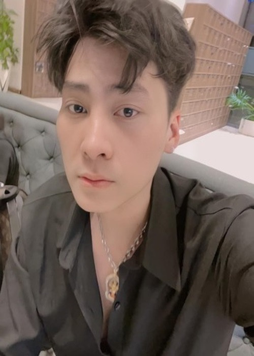 Khi Lâm Khánh Chi phủ nhận ngoại tình, Phi Hùng chia sẻ trên Pháp luật và bạn đọc: "Nguyên nhân chủ yếu thì vẫn là do cô ấy không chung thủy như mình nói thôi! Còn những lý do khác, chỉ là chất phụ gia". Ngoài ra, anh sẵn sàng đối chất với Lâm Khánh Chi và Song Duy. Ồn ào đấu tố sau đó lắng xuống khi Lâm Khánh Chi và chồng cũ giữ im lặng. Ảnh: FBNV