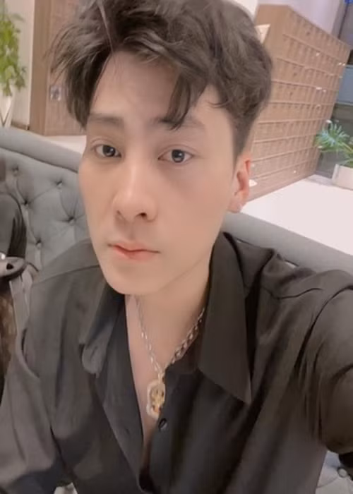 Khi Lâm Khánh Chi phủ nhận ngoại tình, Phi Hùng chia sẻ trên Pháp luật và bạn đọc: "Nguyên nhân chủ yếu thì vẫn là do cô ấy không chung thủy như mình nói thôi! Còn những lý do khác, chỉ là chất phụ gia". Ngoài ra, anh sẵn sàng đối chất với Lâm Khánh Chi và Song Duy. Ồn ào đấu tố sau đó lắng xuống khi Lâm Khánh Chi và chồng cũ giữ im lặng. Ảnh: FBNV