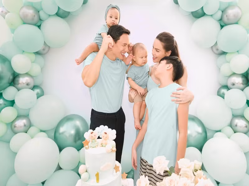 Dù có hai con chung, Kim Lý và Hà Hồ vẫn hết mực yêu thương, quan tâm bé Subeo - con riêng của Hà Hồ.