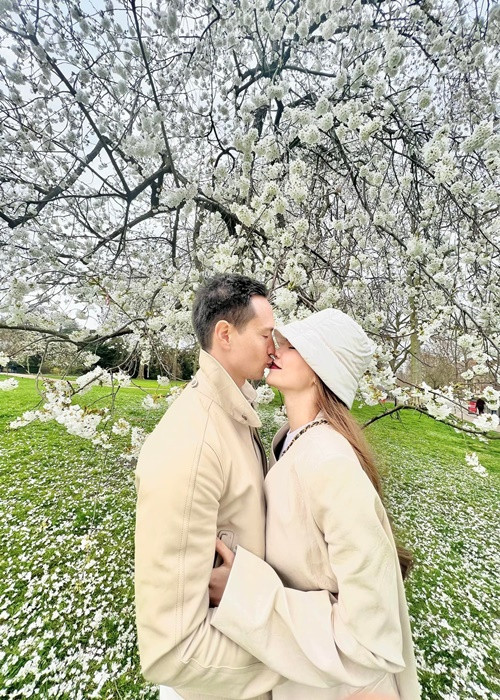 Cả hai thường xuyên dành cho nhau những cử chỉ mặn nồng cùng lời nói yêu thương đầy ngọt ngào.