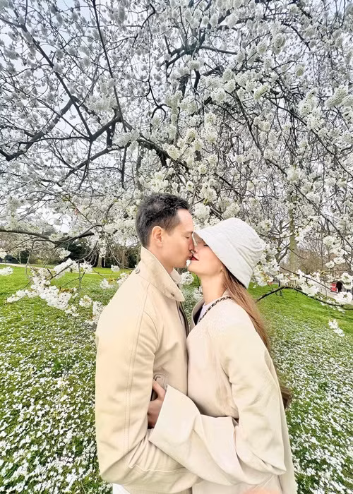 Cả hai thường xuyên dành cho nhau những cử chỉ mặn nồng cùng lời nói yêu thương đầy ngọt ngào.