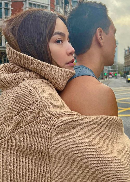 Cô nấu ăn, dọn dẹp, chăm sóc chồng con.