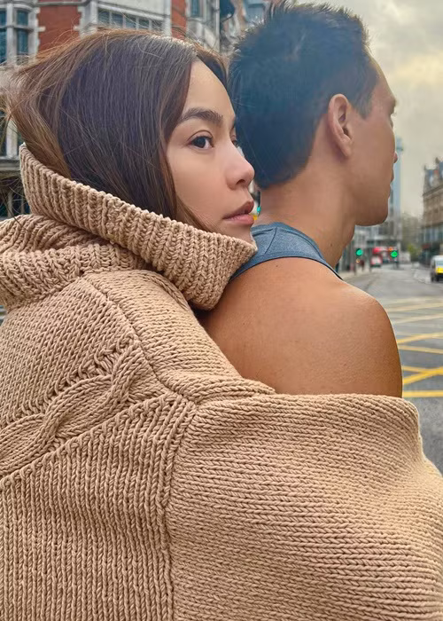 Cô nấu ăn, dọn dẹp, chăm sóc chồng con.