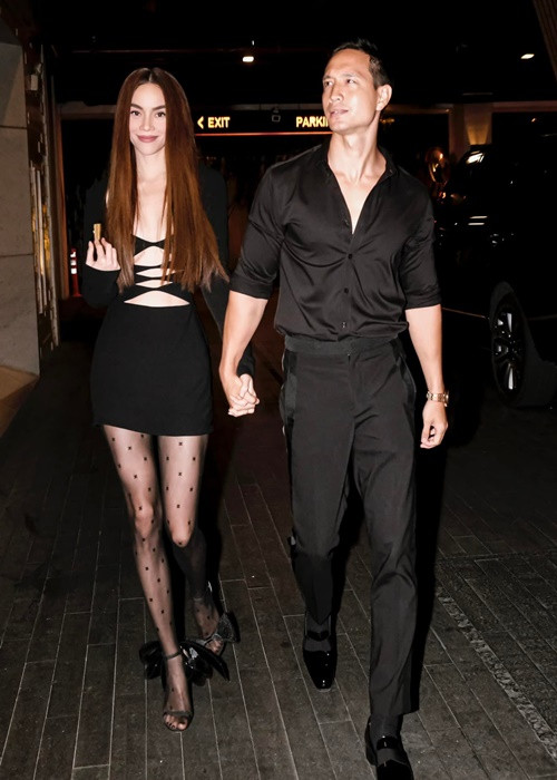 Việc nắm tay nửa kia dường như trở thành thói quen của Kim Lý ở bất kỳ đâu, bất kỳ nơi nào.