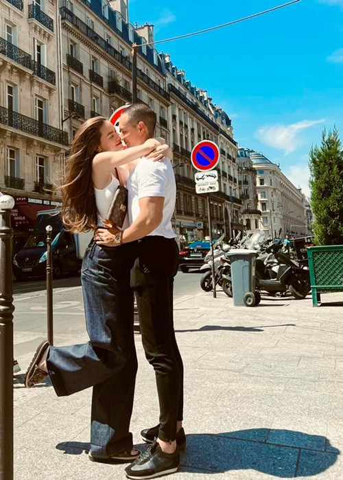 Kim Lý là bến đỗ bình yên của Hà Hồ. Anh không chỉ xứng danh ông bố quốc dân mà còn là một người chồng tuyệt vời.