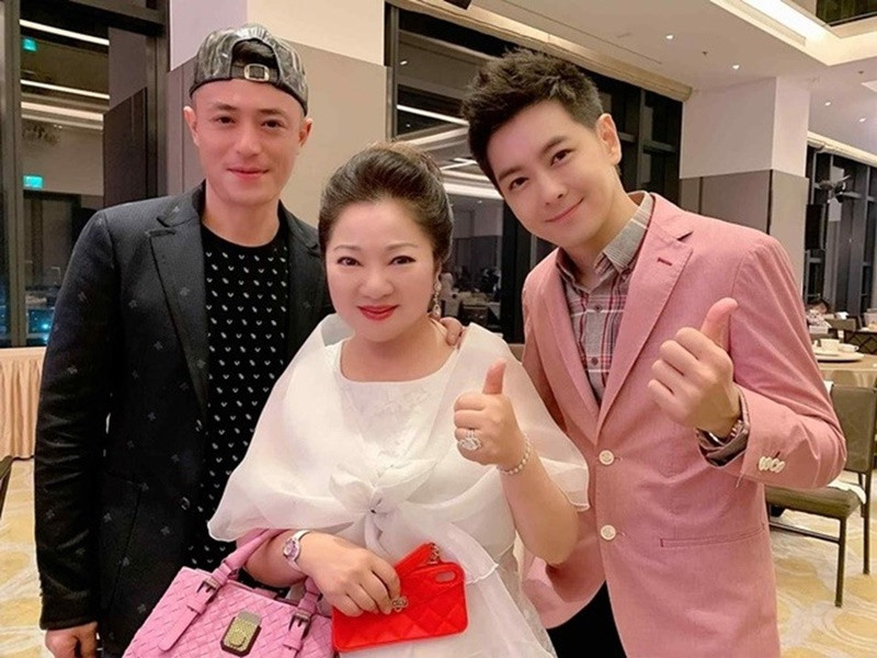 Hoắc Kiến Hoa từng gặp vấn đề về xe cộ và nhờ sự giúp đỡ của Lâm Chí Dĩnh. Từ đó, cả hai quen biết và thân thiết hơn. Ảnh: Lao động