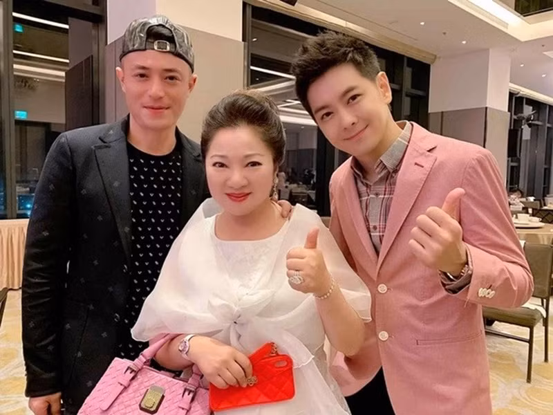 Hoắc Kiến Hoa từng gặp vấn đề về xe cộ và nhờ sự giúp đỡ của Lâm Chí Dĩnh. Từ đó, cả hai quen biết và thân thiết hơn. Ảnh: Lao động