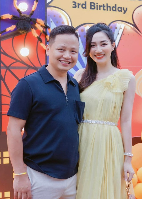 Thời điểm lấy chồng, Ngô Trà My ở tuổi 24, giành danh hiệu á hậu 1 Hoa hậu Hoàn vũ Việt Nam 2015 được 5 tháng. Ông xã của Trà My tên Lê Hoàn, hơn người đẹp 13 tuổi, là doanh nhân. Cả hai hiện tại có một cô con gái chung.