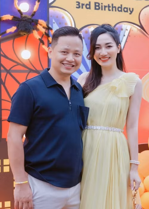 Thời điểm lấy chồng, Ngô Trà My ở tuổi 24, giành danh hiệu á hậu 1 Hoa hậu Hoàn vũ Việt Nam 2015 được 5 tháng. Ông xã của Trà My tên Lê Hoàn, hơn người đẹp 13 tuổi, là doanh nhân. Cả hai hiện tại có một cô con gái chung.