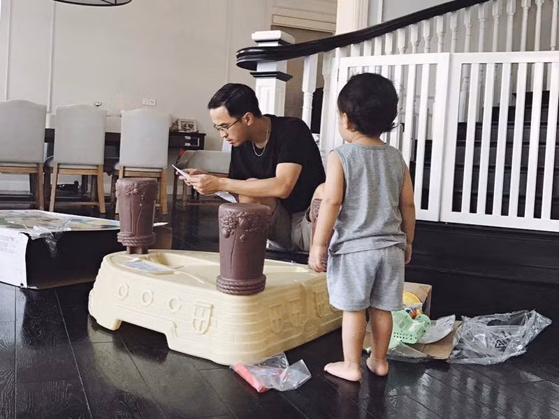 Ông xã Tăng Thanh Hà còn chiều chuộng các con. Trong ảnh, anh lắp ráp đồ chơi cho cậu con trai đầu lòng Richard.