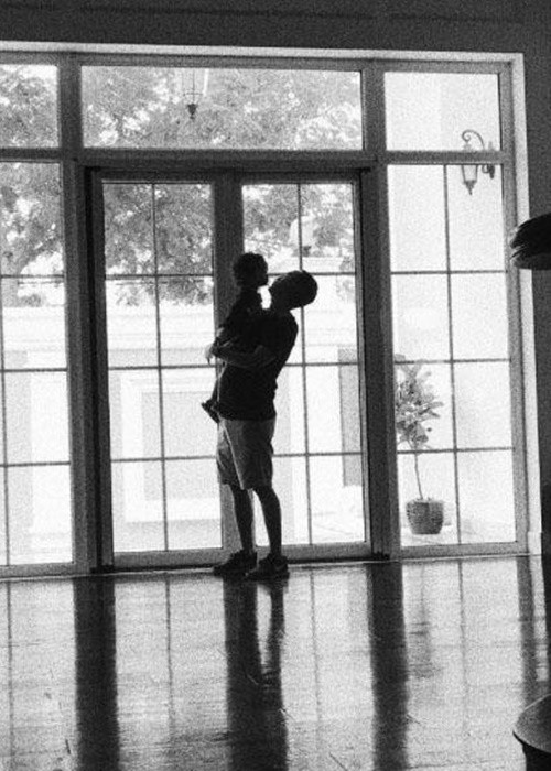 Louis Nguyễn tỏ ra ân cần với các con.