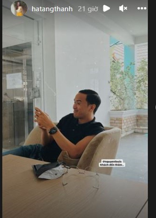 Hà Tăng từng hạnh phúc khoe chồng bất ngờ ghé thăm nơi cô làm việc.