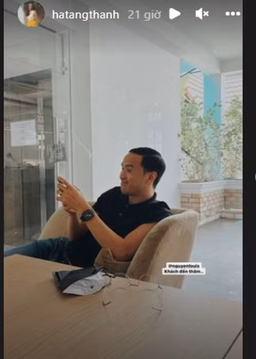 Hà Tăng từng hạnh phúc khoe chồng bất ngờ ghé thăm nơi cô làm việc.