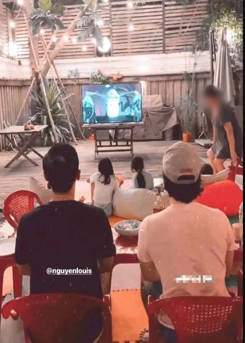 Louis Nguyễn ngồi xem phim hoạt hình cùng các con.