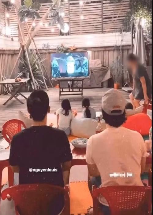Louis Nguyễn ngồi xem phim hoạt hình cùng các con.
