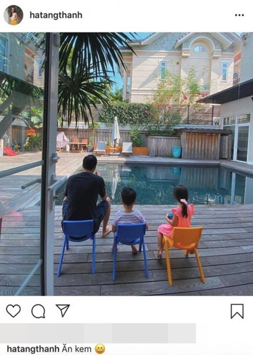 Khoảnh khắc bình dị của nam doanh nhân bên các con ở nhà.