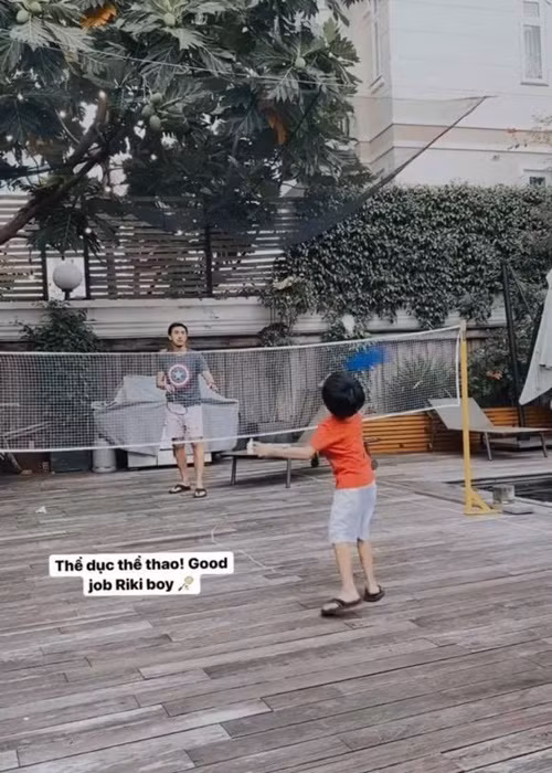 Ông xã Hà Tăng có những hoạt động thể thao cùng các con. Trong ảnh, Louis Nguyễn đánh cầu lông cùng con trai Richard.