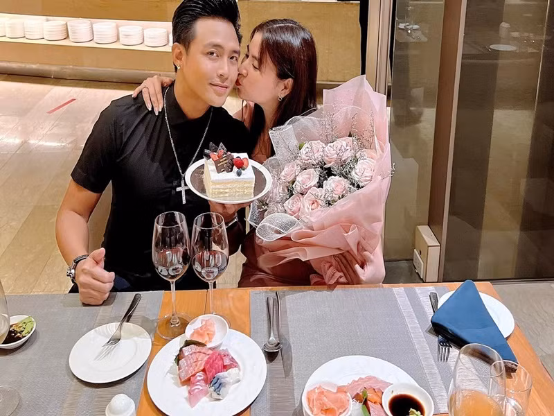 Tuy không giúp Kha Ly nhiều trong việc nhà cửa nhưng Thanh Duy lại luôn biết cách lấy lòng vợ. Mỗi khi vợ giận hay buồn, nam diễn viên lại chuyển khoản.