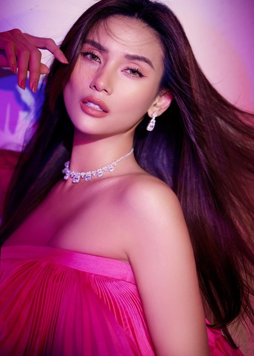  Võ Hoàng Yến vốn là Á hậu 1 cuộc thi Hoa hậu Hoàn vũ Việt Nam 2008. Gần đây, một cư dân mạng “cà khịa” chân dài: “Một lần làm á hậu thì cả đời chỉ là á hậu, chứ có được hoa hậu đâu".