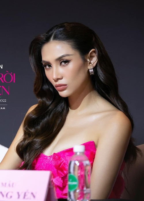 Siêu mẫu đình đám chuộng mặc trang phục o ép vòng một.