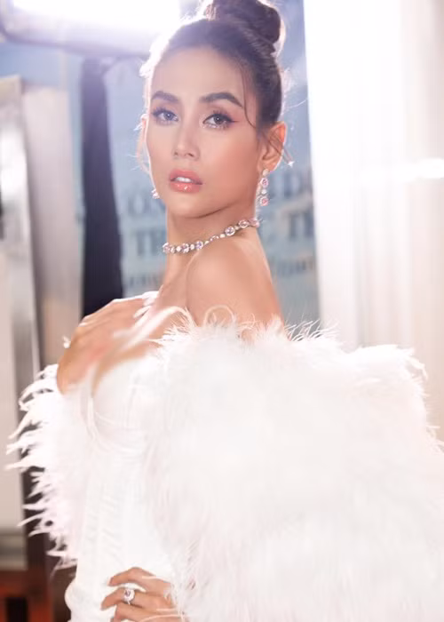 Chân dài từng chia sẻ, ngày thi Hoa hậu Hoàn vũ Việt Nam 2008, cô không muốn đoạt giải hoa hậu vì nếu đăng quang sẽ phải ra Nha Trang trong 1 tháng mà cô lại không thể sống được nếu xa người yêu.