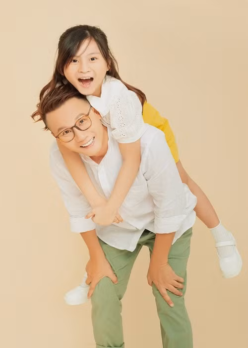 Hoàng Bách cùng con gái sản xuất MV trong quãng thời gian cả xã hội giãn cách để tặng cho gia đình và khán giả với thông điệp, ở đâu có gia đình, ở đó có niềm vui. Đến nay, MV đạt 211 nghìn lượt xem trên Youtube. Ảnh: Yeah1