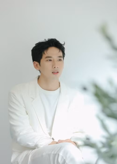 Tuấn Trần chia sẻ trên Dân Việt rằng anh không áp lực kinh tế vì mọi thứ đều được hỗ trợ. Việc của nam diễn viên chỉ hát và diễn xuất sao cho thực sự phù hợp mà thôi. Đến nay, MV đạt gần 270 nghìn lượt xem trên Youtube. Ảnh: Tiền Phong