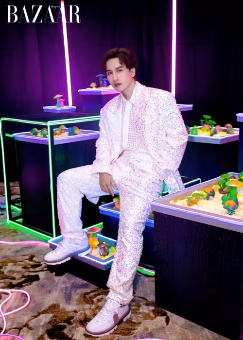 Chia sẻ với Vietnamnet, nam ca sĩ cho biết, mua một căn nhà không ưng ý có thể đập đi xây lại nhưng sản phẩm đã phát hành sẽ mãi mãi tồn tại trên nền tảng ngay cả khi anh không còn là ca sĩ. Ảnh: Harper's Bazaar Vietnam