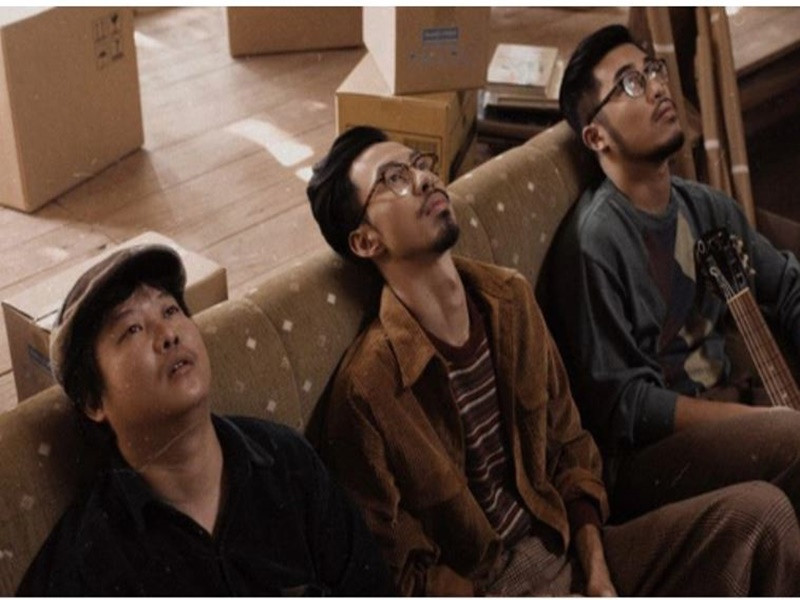 Đạo diễn Thành Đồng tiết lộ MV “Anh đếch cần gì nhiều ngoài em” của Đen Vâu chỉ "mất 0 đồng". Nam đạo diễn chia sẻ trên Zing: "Đâu có mất tiền gì đâu. Mọi thứ đều có anh em, bạn bè giúp, quay cũng đơn giản. Nếu có chi phí chỉ là tiền thuê máy móc, nhưng cũng không quá cao”. Đến nay, sau 4 năm ra mắt, MV đạt hơn 75 triệu lượt xem. Ảnh: Zing