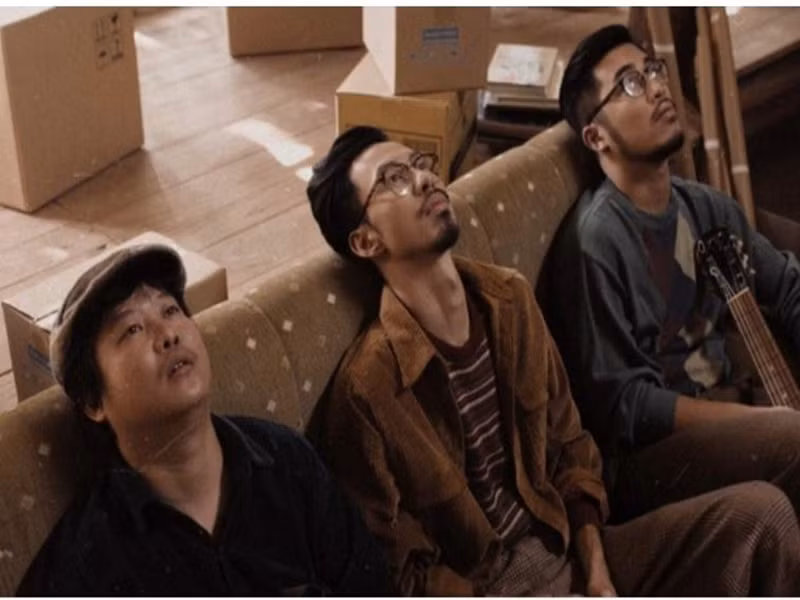 Đạo diễn Thành Đồng tiết lộ MV “Anh đếch cần gì nhiều ngoài em” của Đen Vâu chỉ "mất 0 đồng". Nam đạo diễn chia sẻ trên Zing: "Đâu có mất tiền gì đâu. Mọi thứ đều có anh em, bạn bè giúp, quay cũng đơn giản. Nếu có chi phí chỉ là tiền thuê máy móc, nhưng cũng không quá cao”. Đến nay, sau 4 năm ra mắt, MV đạt hơn 75 triệu lượt xem. Ảnh: Zing