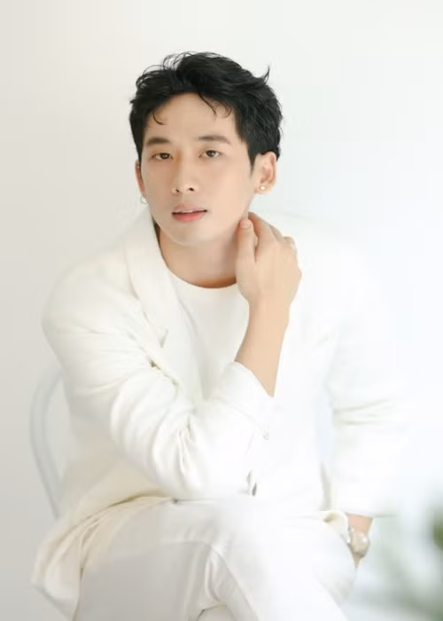 Nhiều sao Việt làm MV chỉ với mức chi phí 0 đồng. Tuấn Trần là một trong số đó. Nam diễn viên sử dụng 2 máy chụp ảnh làm thiết bị quay, bối cảnh được tài trợ hoàn toàn khi thực hiện MV ca nhạc “Anh không thể” năm 2020. Ảnh: Dân Việt