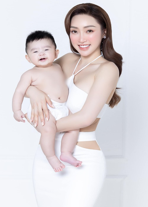 Nữ doanh nhân chụp ảnh cùng con trai Gia Khang.