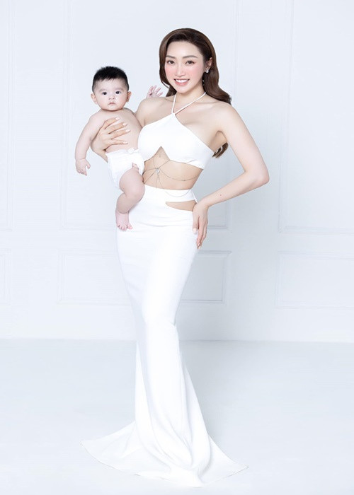 Thùy Chang tự tin phô diễn hình thể với váy áo cắt xẻ táo bạo.