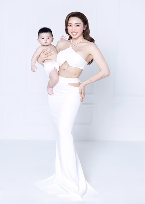 Thùy Chang tự tin phô diễn hình thể với váy áo cắt xẻ táo bạo.