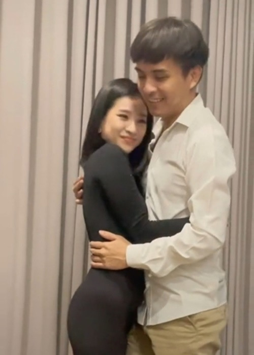 Cả hai thậm chí thoải mái ôm ấp trong các clip. Ảnh: Sở hữu trí tuệ