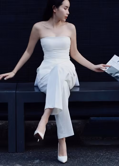 Ở tuổi 39, là gái hai con, bà xã của Hồ Hoài Anh trẻ trung, gợi cảm hơn so với thời chưa lấy chồng.