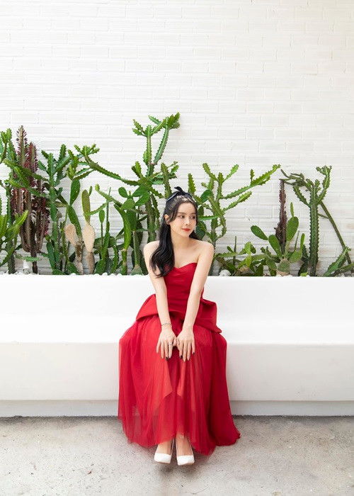 Từ ăn mặc nhạt nhòa, Lưu Hương Giang nay ghi điểm nhờ gu thời trang sành điệu.