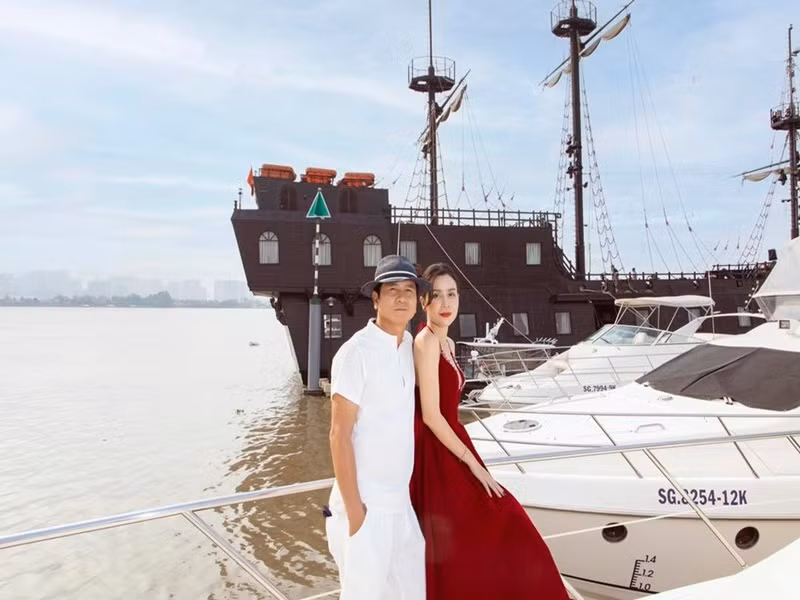 Lưu Hương Giang và Hồ Hoài Anh kết hôn năm 2009. 10 năm sau đó, cả hai bí mật ly hôn nhưng sau đó lại tái hợp.