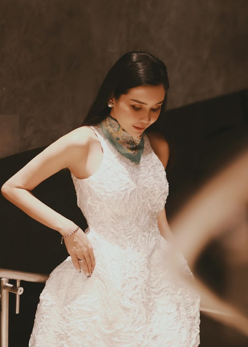 Đằng sau những bản hit hay album làm nên tên tuổi của Lưu Hương Giang trong những năm qua có bóng dáng của Hồ Hoài Anh với vai trò nhạc sĩ và nhà sản xuất.