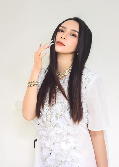 Bà xã của Hồ Hoài Anh "lên đồ" sang chảnh không kém các fashionista.