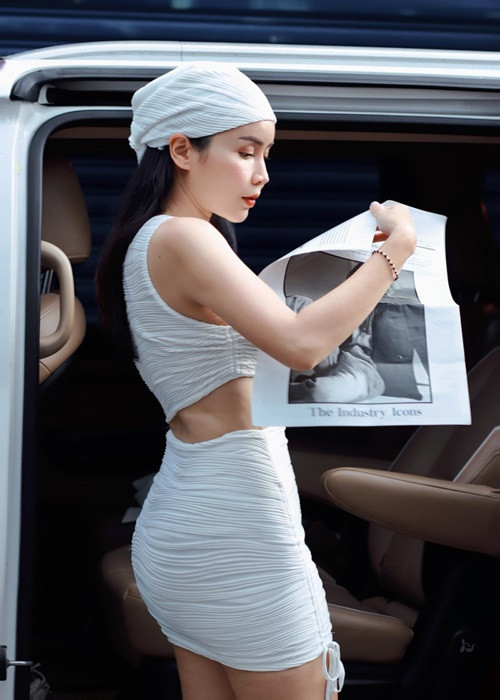 Nữ ca sĩ khoe đường cong hình thể quyến rũ trong trang phục bó sát, cắt xẻ táo bạo.