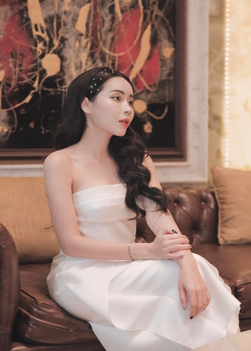 Nữ ca sĩ chuộng váy hai dây, cúp ngực khoe khuôn ngực căng tràn.