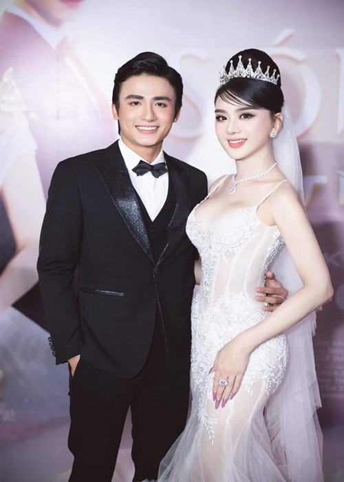 Song Duy từng bị Phi Hùng - chồng cũ của Lâm Khánh Chi tố là người thứ ba. Trước lời tố của Phi Hùng, Lâm Khánh Chi khẳng định, cô chưa bao giờ có suy nghĩ yêu ai khác ngoài Phi Hùng khi còn gắn bó. Nói về mối quan hệ với Song Duy, nữ ca sĩ chuyển giới cho biết, chàng trai này chỉ là trợ lý của cô mà thôi.